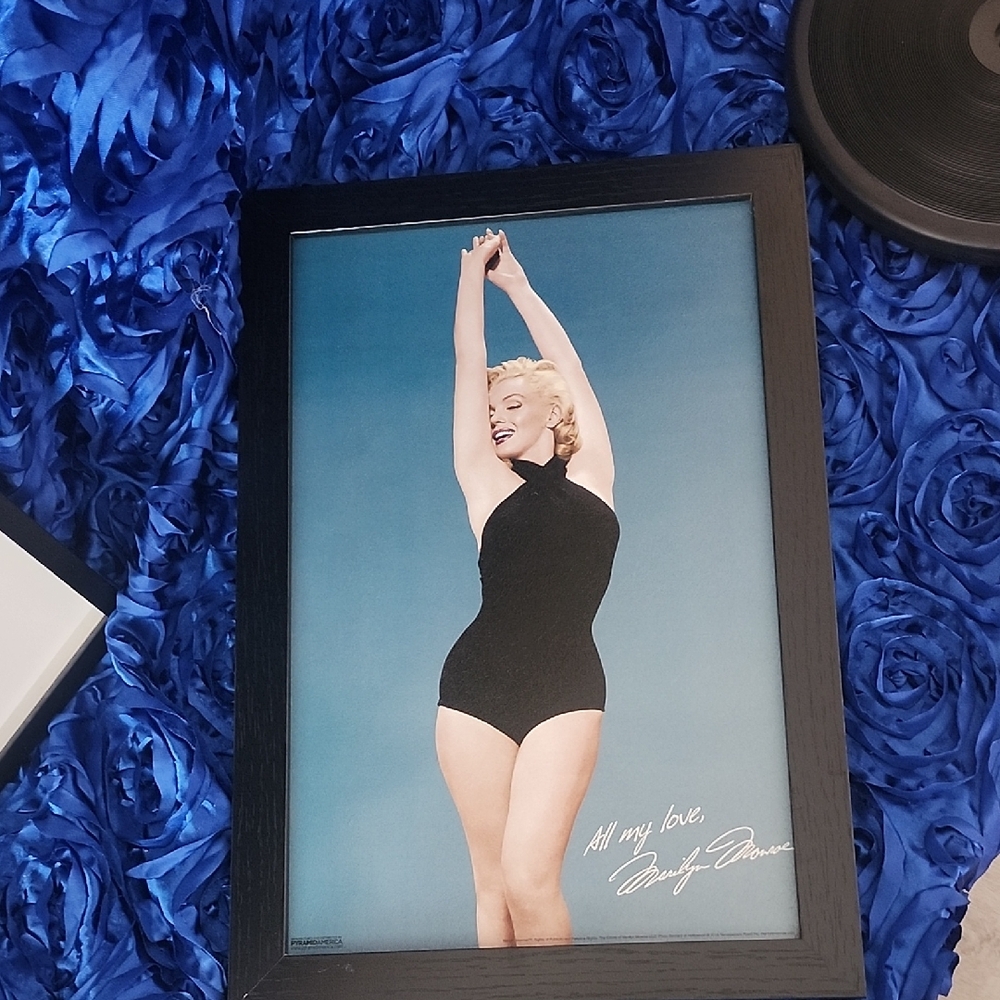 Framed Marilyn Monroe Signed Photo Print - Black & Blue